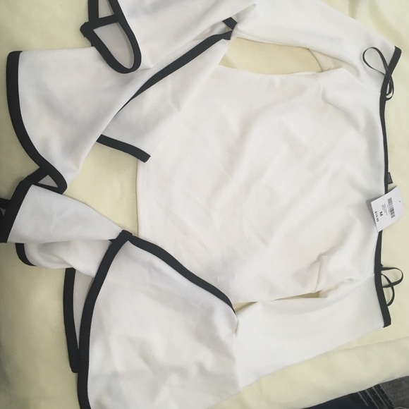 ⚡3 for $20⚡ Off-the-Shoulder Statement Top - Picture 2 of 5